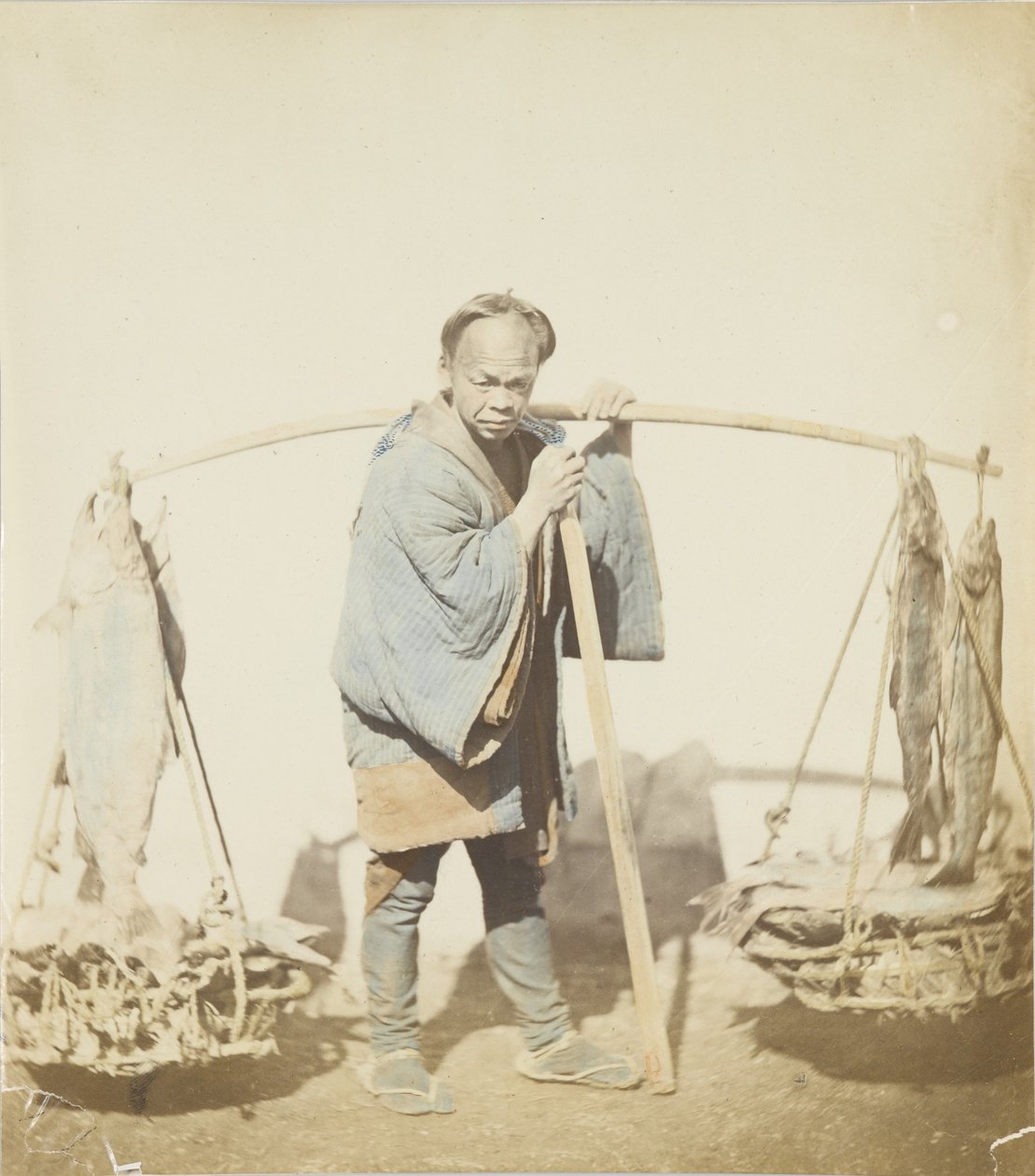 Pescador com a sua captura (foto a p/b colorida à mão) de Japanese Photographer