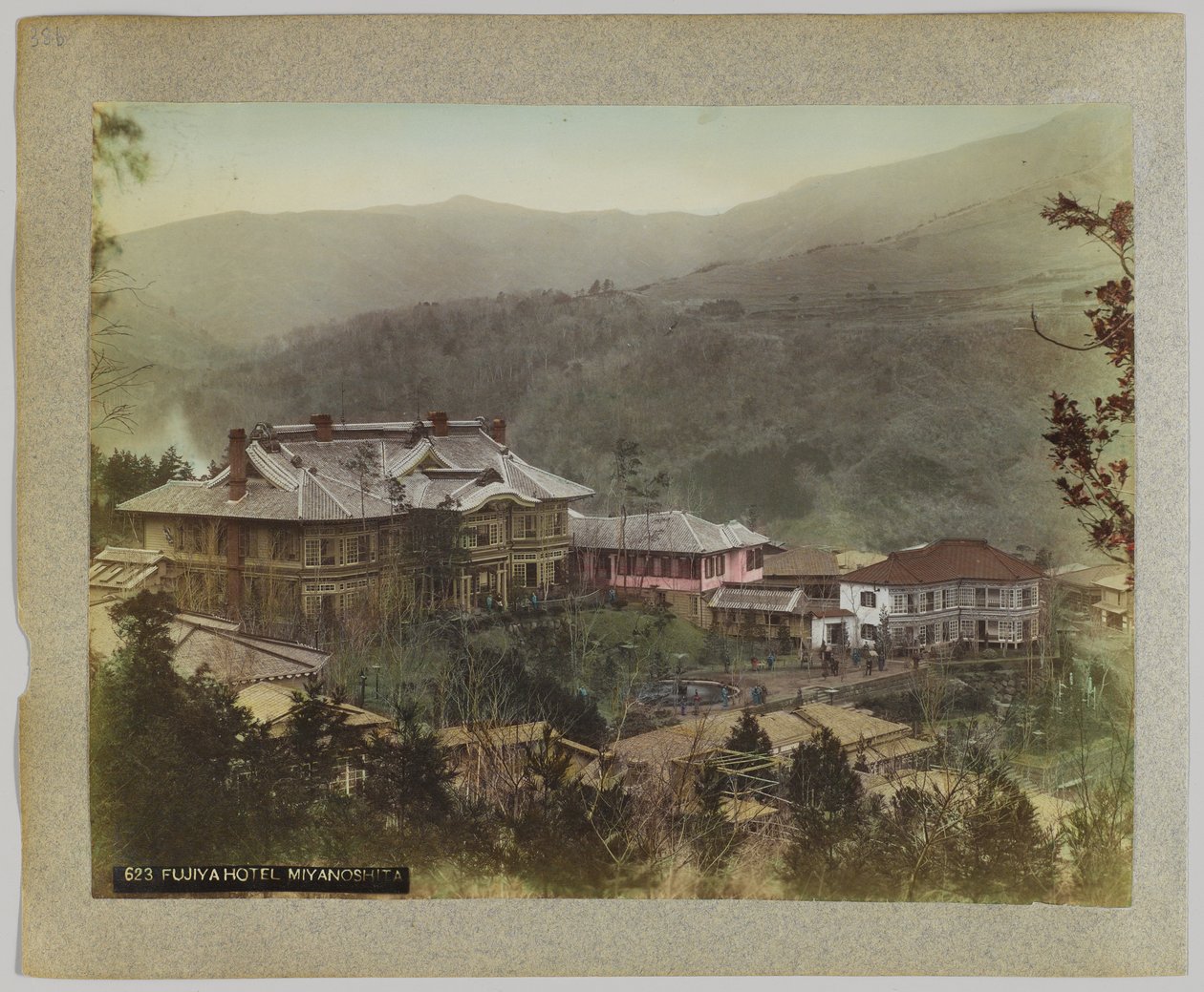 Fujiya Hotel, Miyanoshita, Hakone, Província de Kanagawa, Japão (foto a p-b colorida à mão) de Japanese Photographer