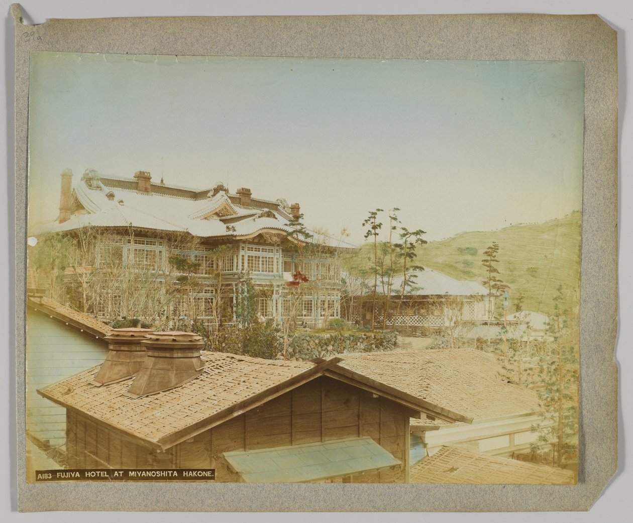 Fujiya Hotel, Miyanoshita, Hakone, Província de Kanagawa, Japão (foto a p/b colorida à mão) de Japanese Photographer