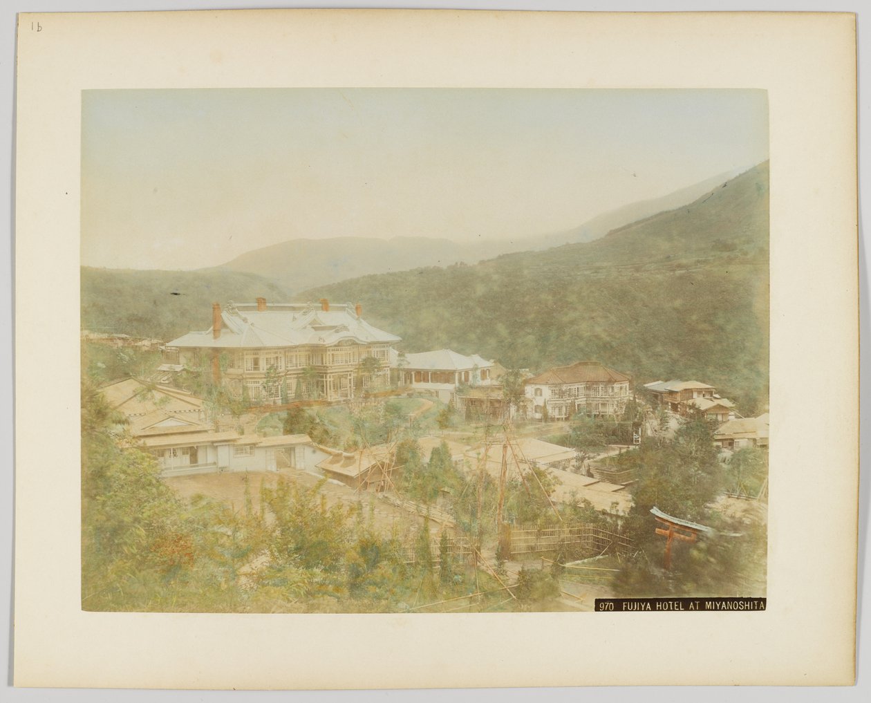 Hotel Fujiya em Miyanoshita, Província de Kanagawa, Japão (foto a p/b colorida à mão) de Japanese Photographer