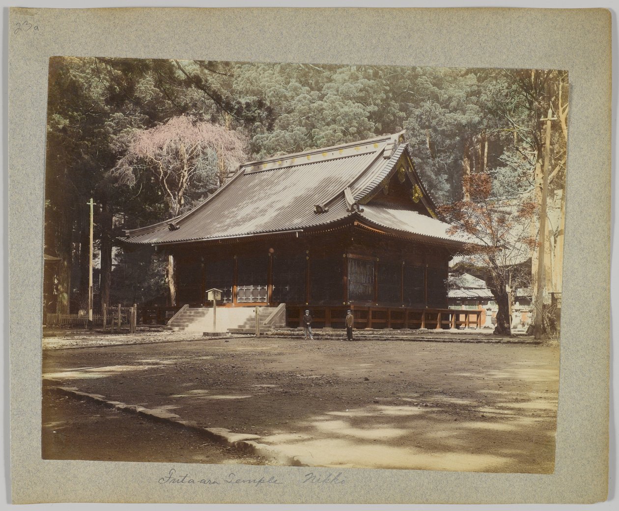 Futa-ara Temple, Nikko, Japão (foto colorida à mão a p/b) de Japanese Photographer