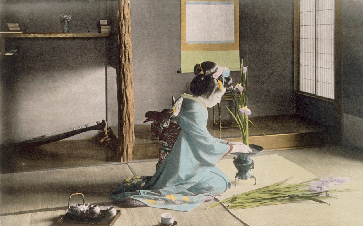 Garota arrumando flores, década de 1890. de Japanese Photographer