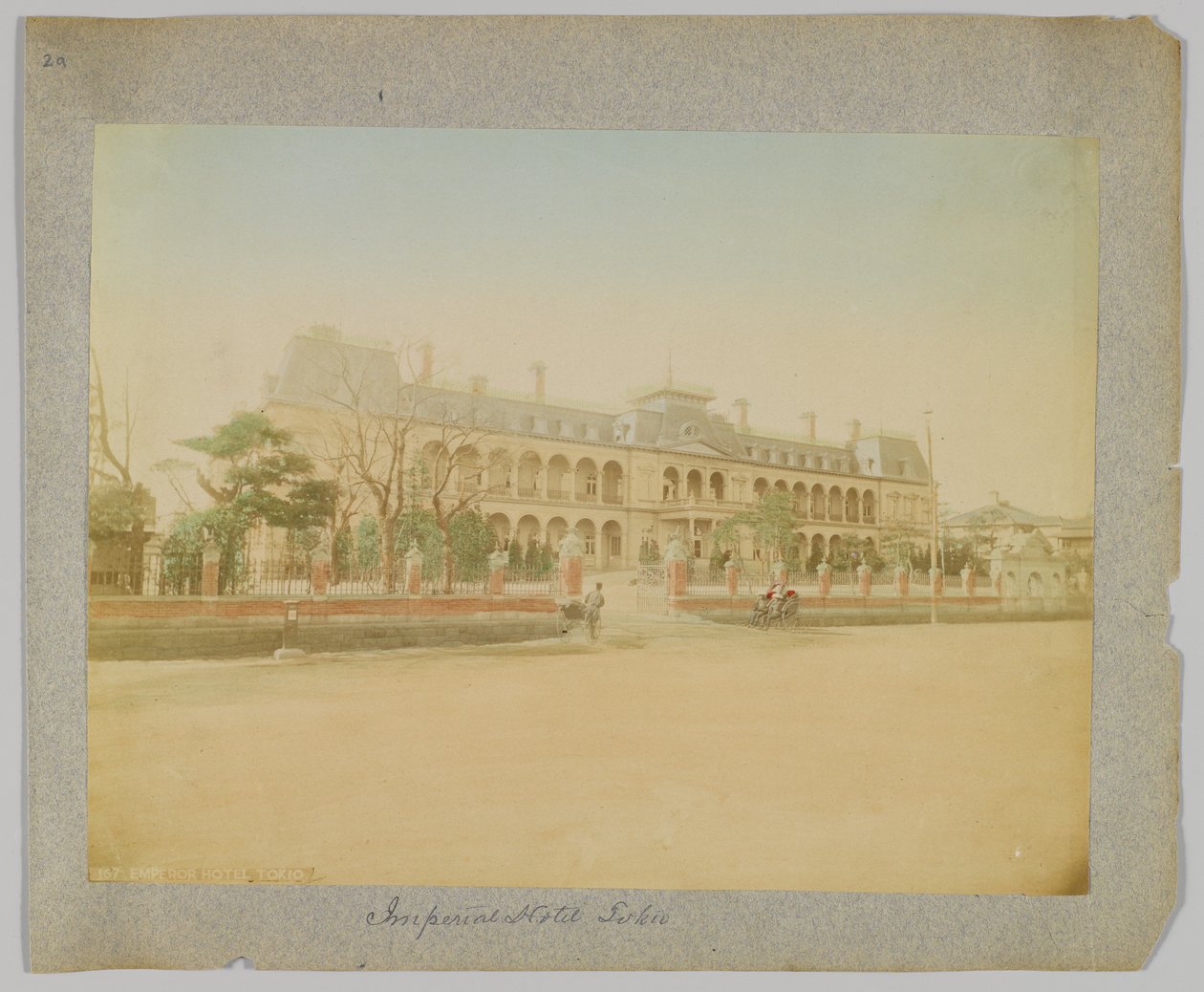 Imperial Hotel, Tóquio, Japão (foto a p/b colorida à mão) de Japanese Photographer