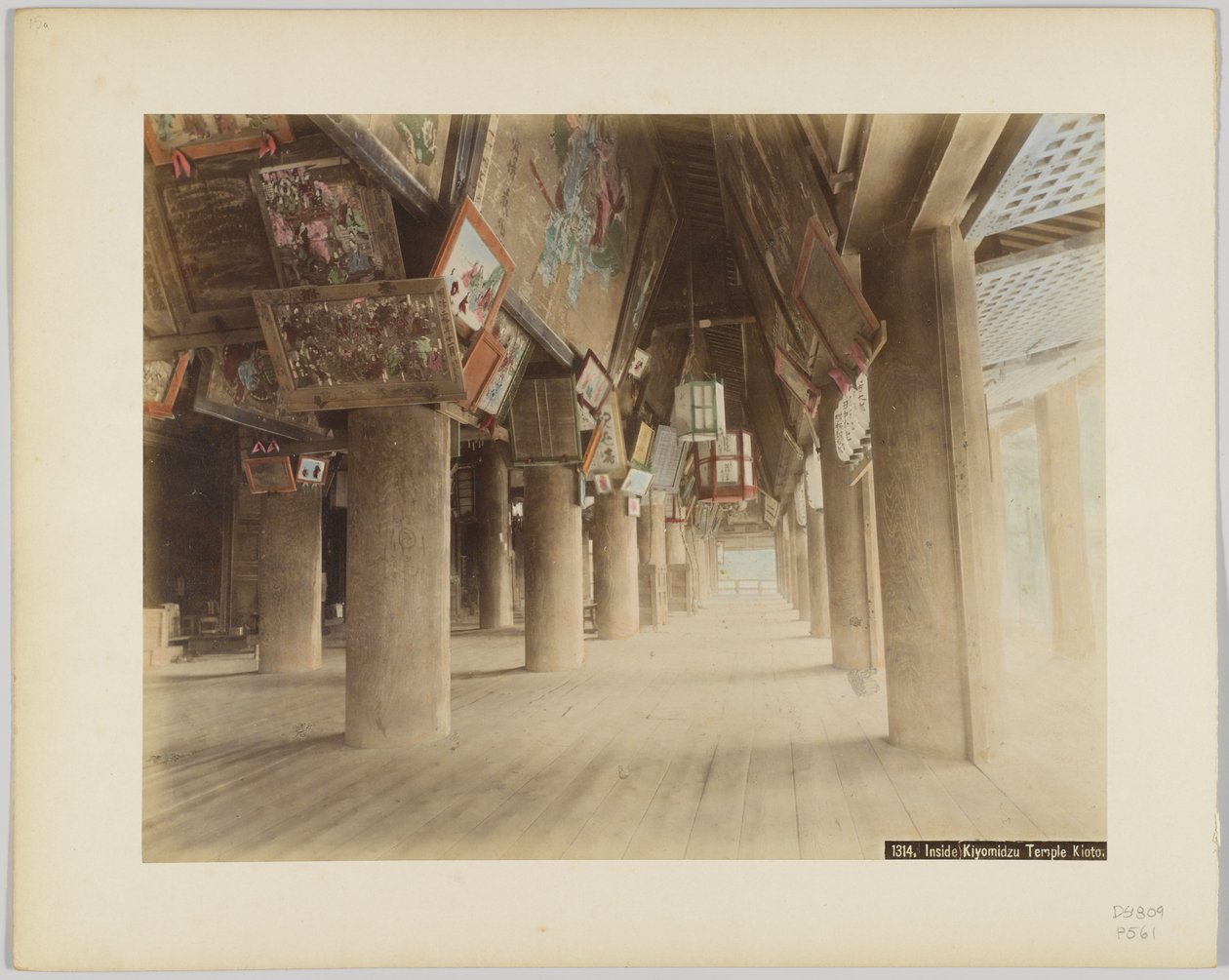 Dentro do Templo Kiyomidzu, Kyoto, Japão (foto a p/b colorida à mão) de Japanese Photographer