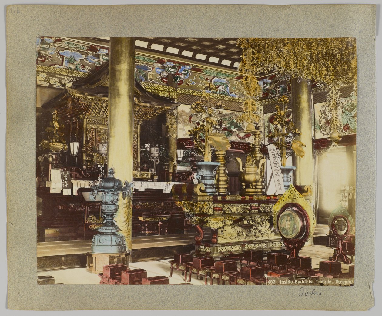 Dentro de um Templo Budista, Ikegami, Tóquio, Japão (foto a p/b colorida à mão) de Japanese Photographer