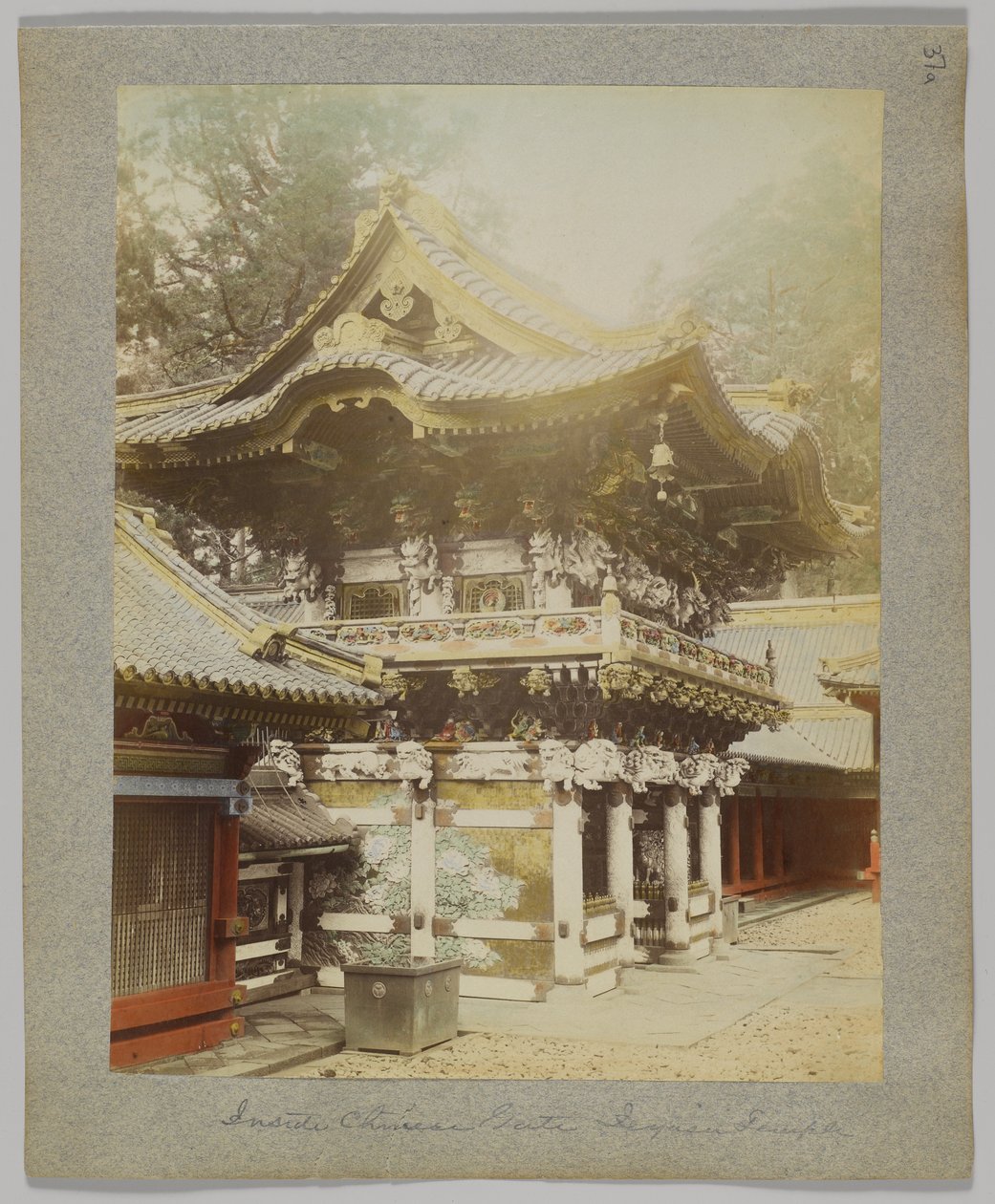 Inside the Chinese Gate, Tōshō-gū, Nikko, Japão (foto a p/b colorida à mão) de Japanese Photographer