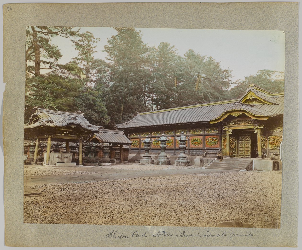 Inside the Temple Grounds, Shiba Park, Tóquio, Japão (foto a p/b colorida à mão) de Japanese Photographer