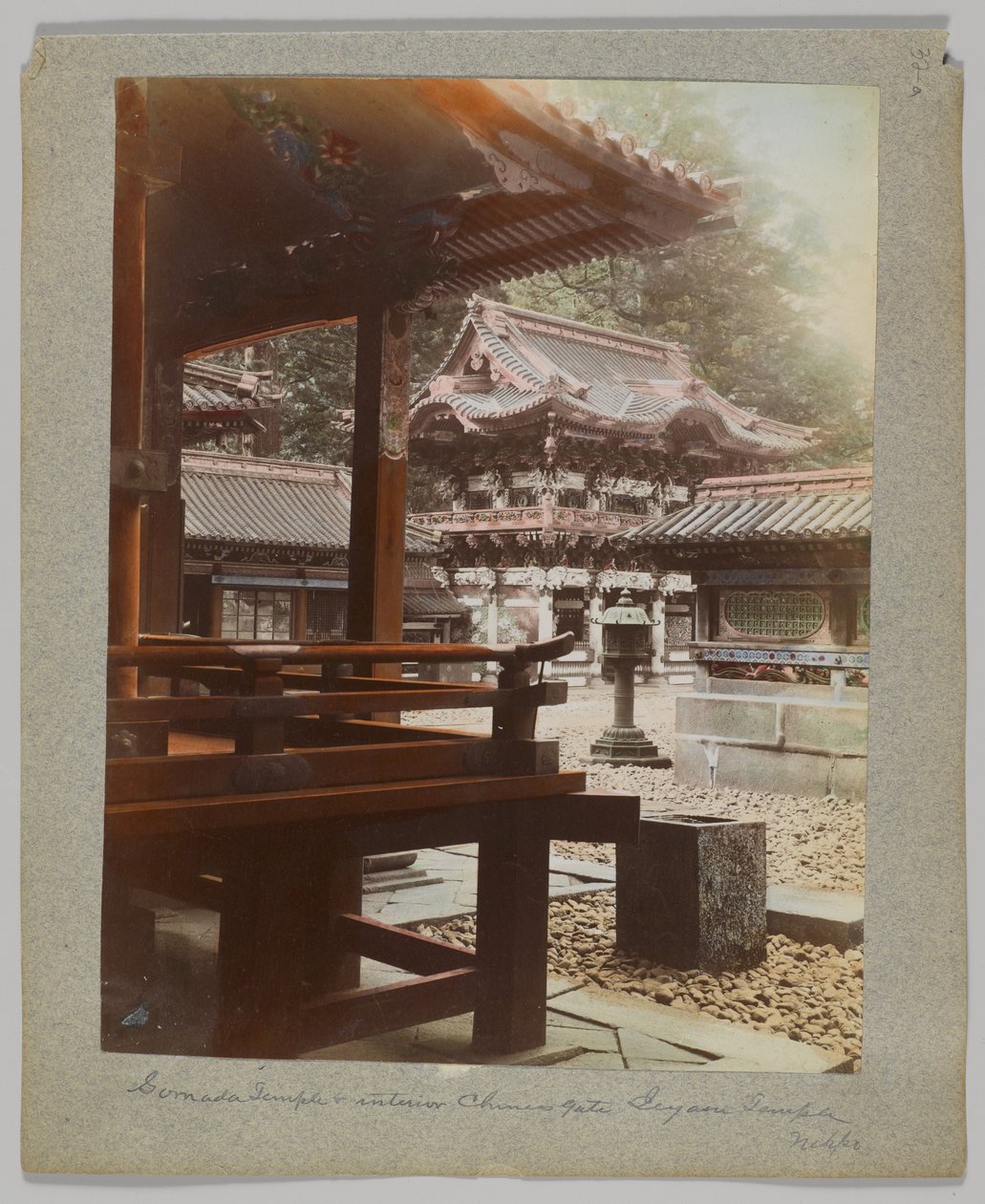 Portão interior em Tōshō-_gū, Nikko, Japão (foto a p/b colorida à mão) de Japanese Photographer