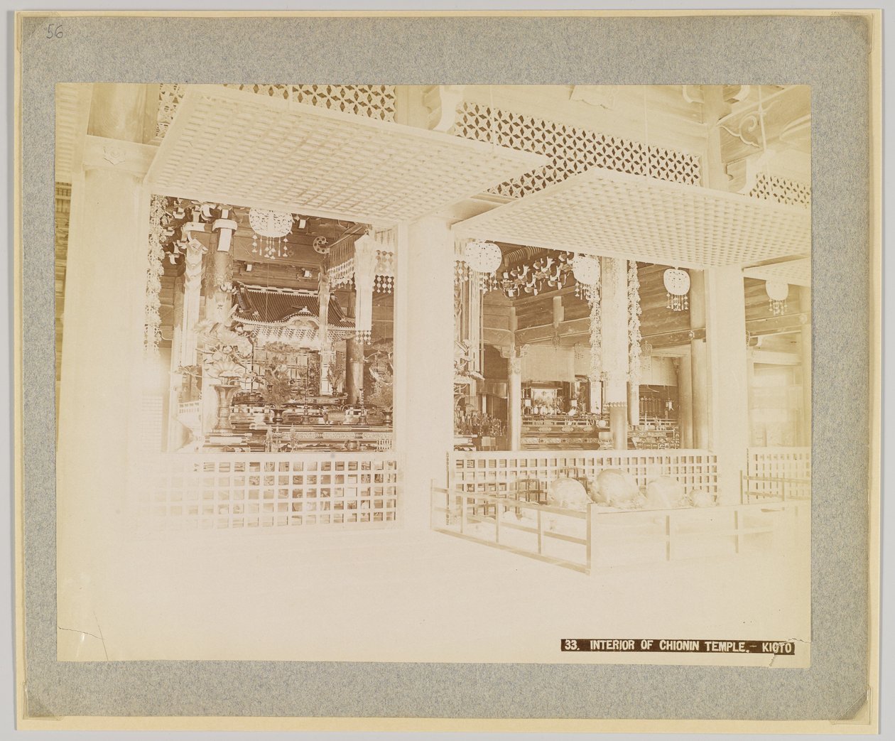 Interior do Templo de Chionin, Kyoto, Japão (foto a p/b) de Japanese Photographer