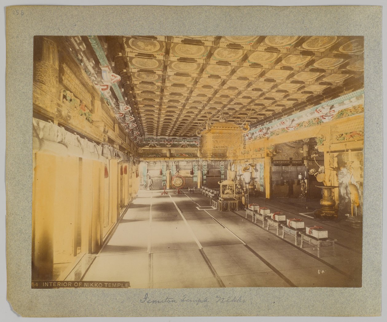 Interior do templo Jemitsu, Nikko, Japão (foto a p/b colorida à mão) de Japanese Photographer