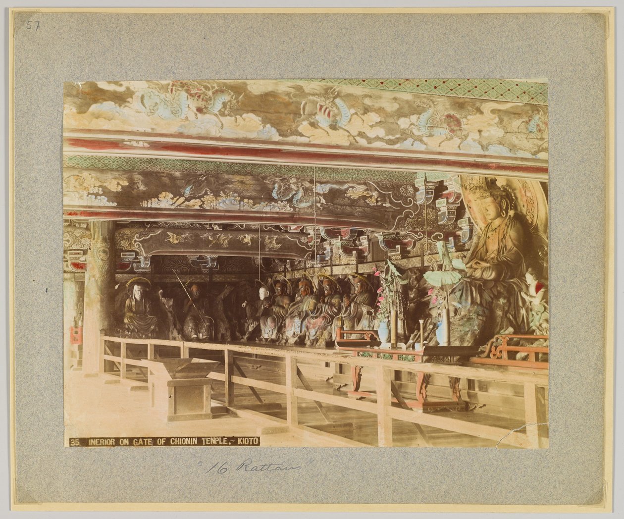 Interior da Porta do Templo de Chionin, Kyoto, Japão (foto a p/b colorida à mão) de Japanese Photographer