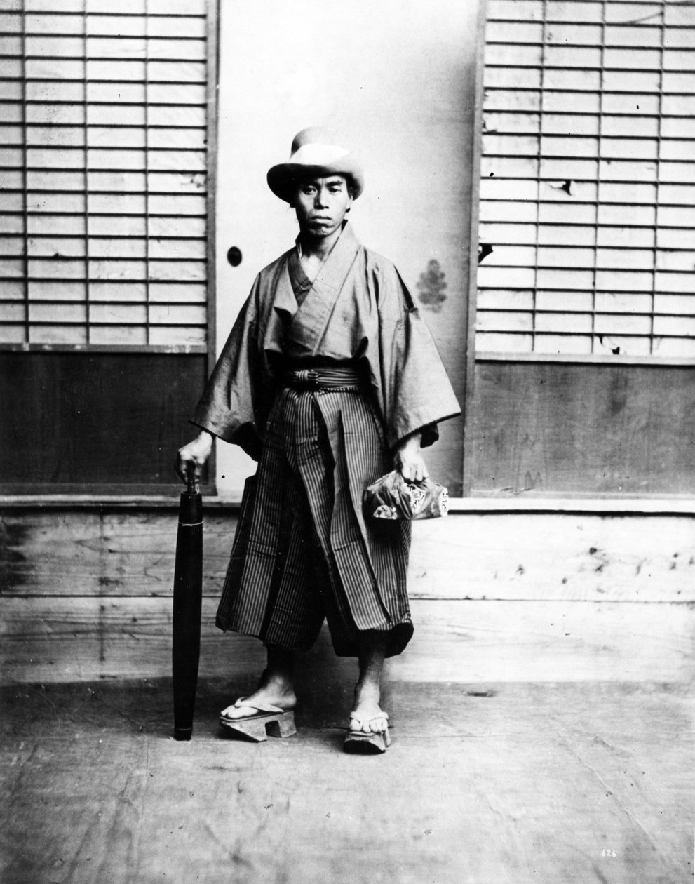 Homem japonês usando um chapéu europeu, c.1860-80 de Japanese Photographer