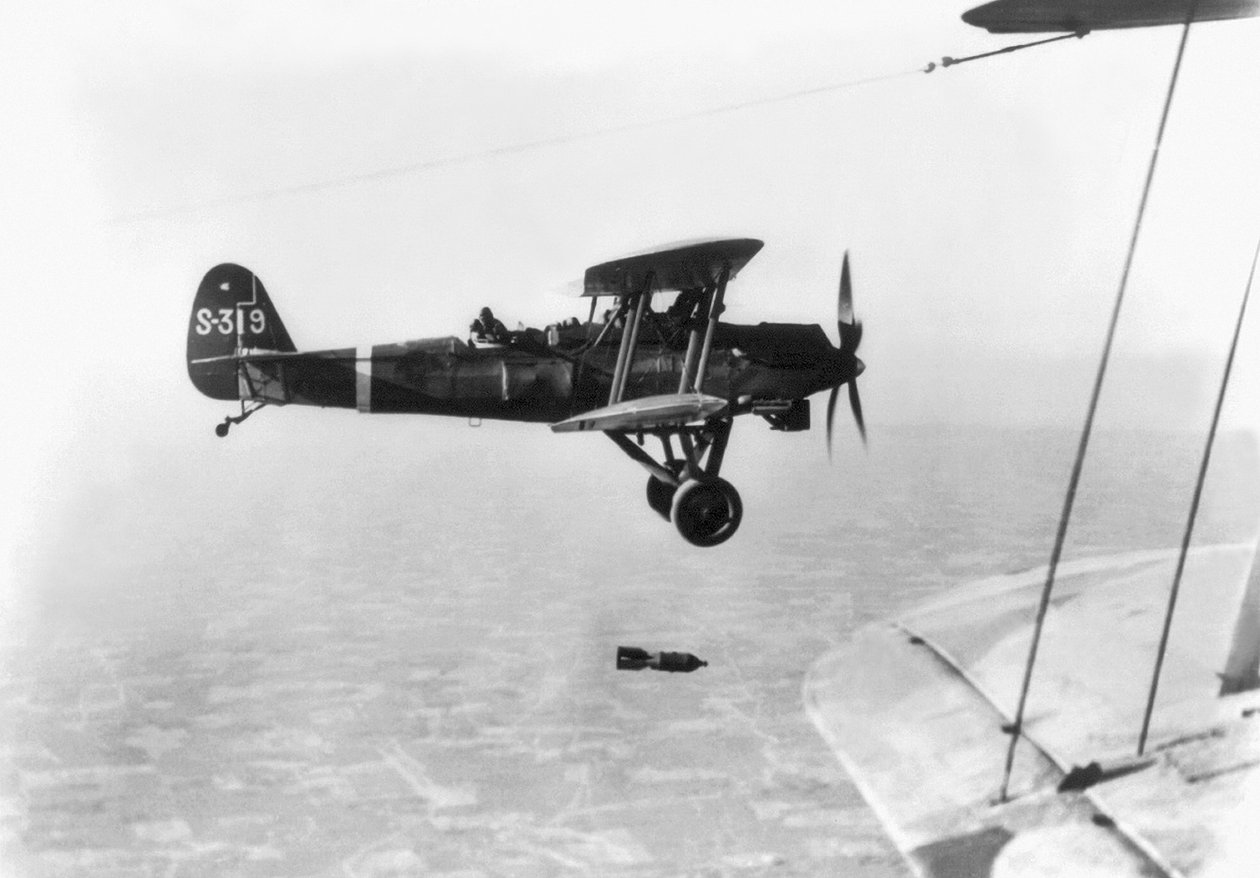 Aviões japoneses realizam bombardeio sobre alvos na China em 1937 de Japanese Photographer