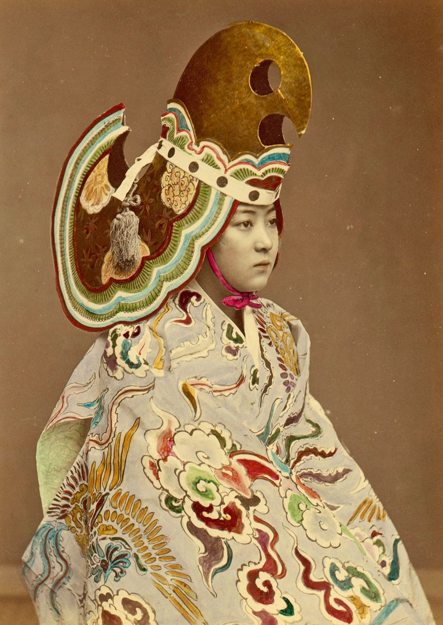 Menina japonesa em traje tradicional, c.1880 (mão colorida albumen foto) de Japanese Photographer