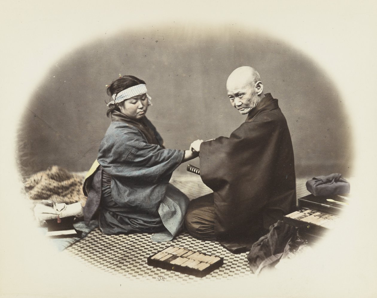 Homem e mulher japonês em vestido tradicional (foto a p/b colorida à mão) de Japanese Photographer