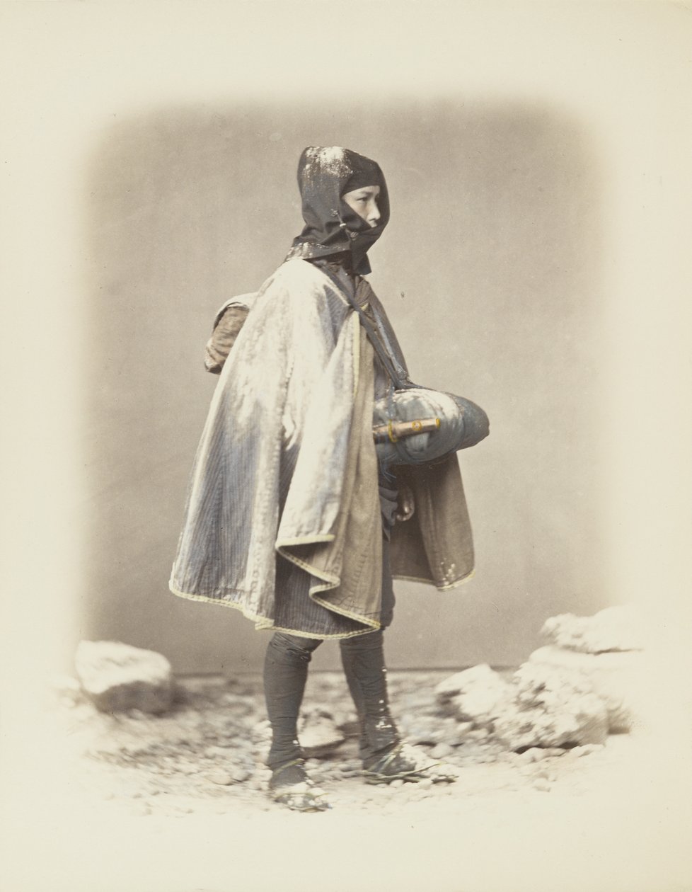 Homem japonês na neve (foto a p/b colorida à mão) de Japanese Photographer