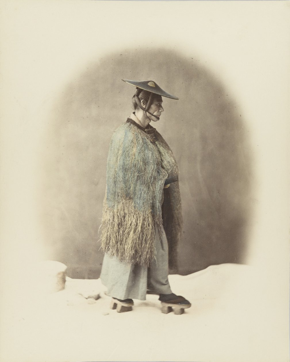 Homem japonês em vestido tradicional (foto a p/b colorida à mão) de Japanese Photographer
