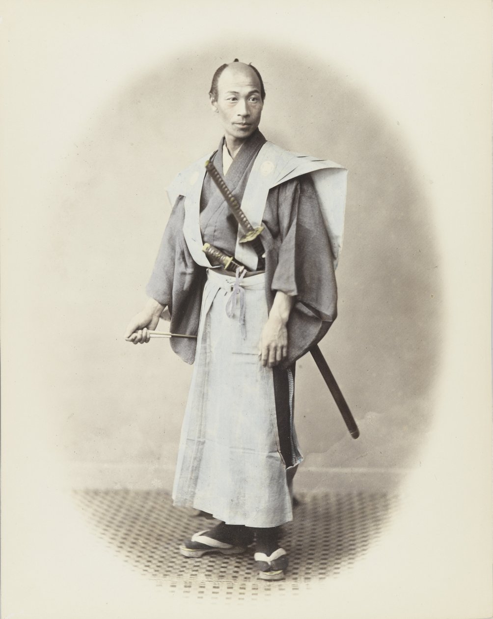 Homem japonês com espada (foto a p/b colorida à mão) de Japanese Photographer