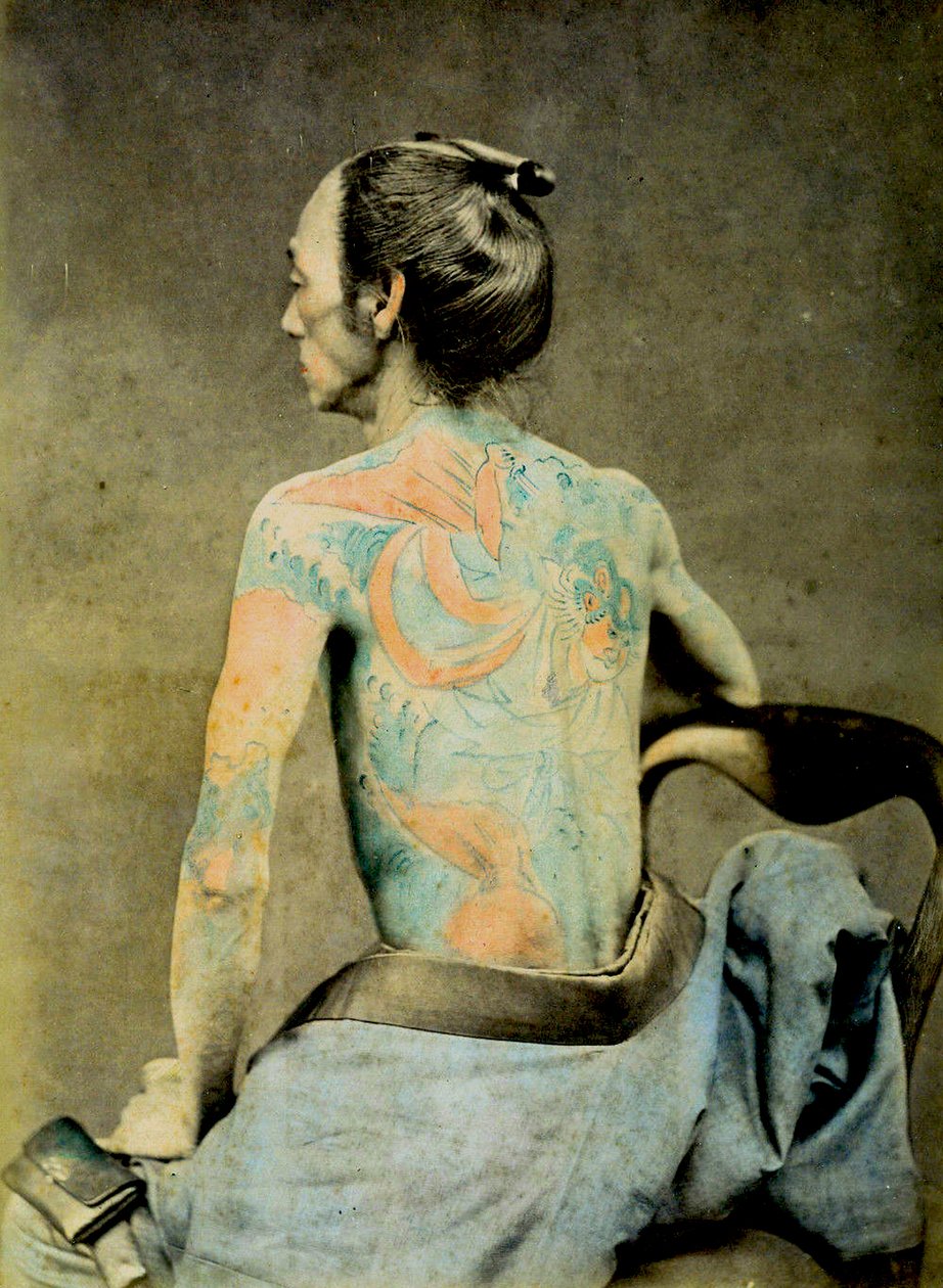 Homem japonês com tatuagens Irezumi tradicionais, c.1890 (foto colorida de albumina) de Japanese Photographer