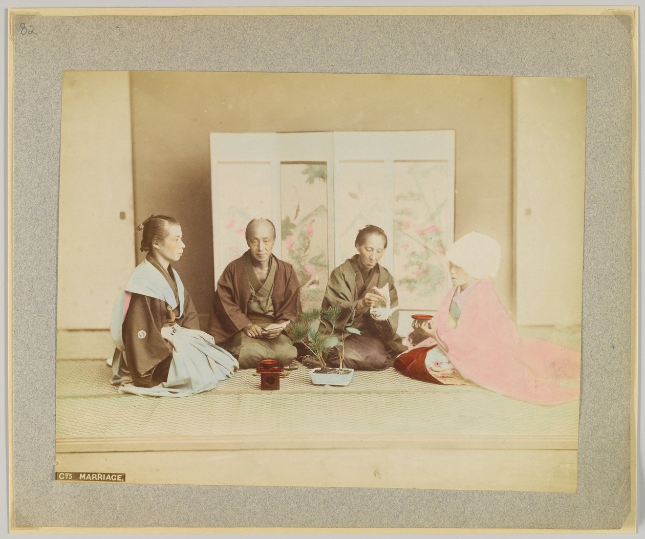 Cerimônia de casamento japonesa (foto a p/b colorida à mão) de Japanese Photographer