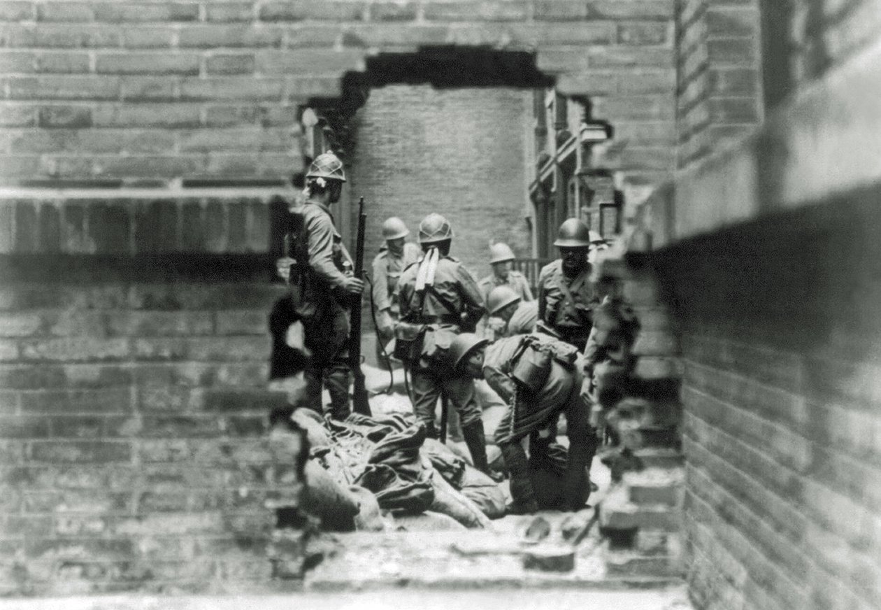 Soldados japoneses estão envolvidos em combates de rua em Xangai, China, 1937 de Japanese Photographer