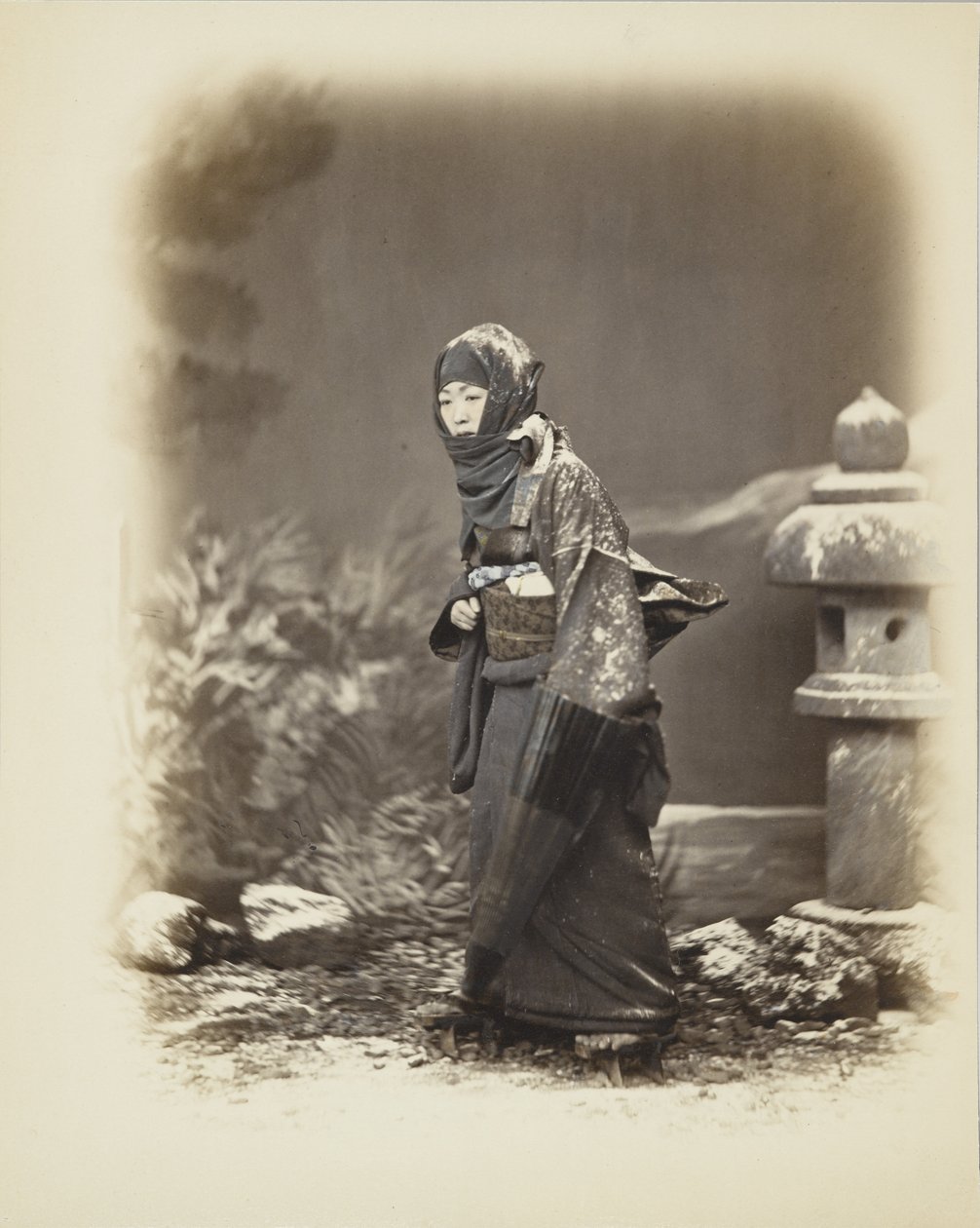 Mulher japonesa na neve (foto a p/b colorida à mão) de Japanese Photographer