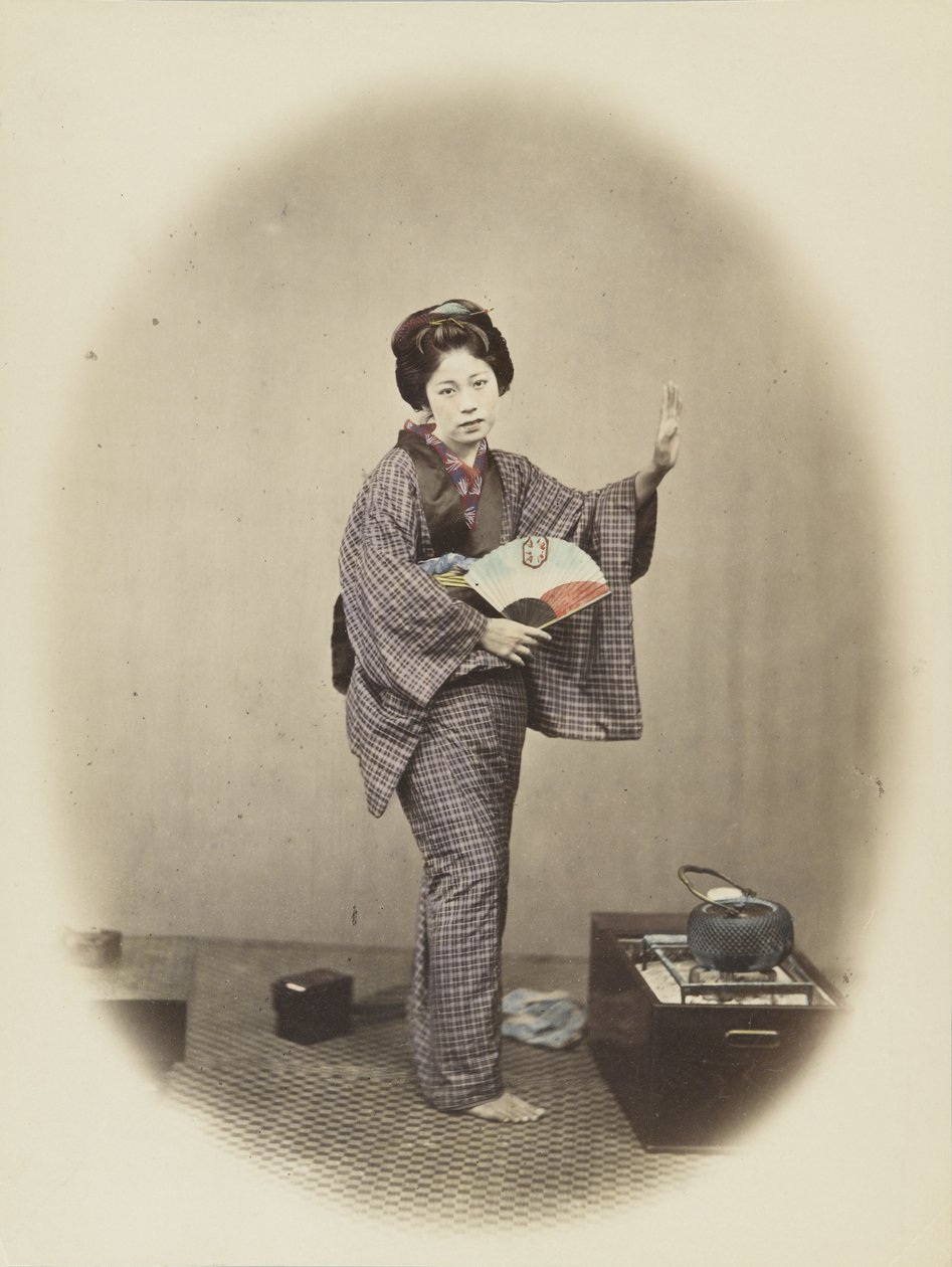 Mulher japonesa em vestido tradicional (foto a p/b colorida à mão) de Japanese Photographer