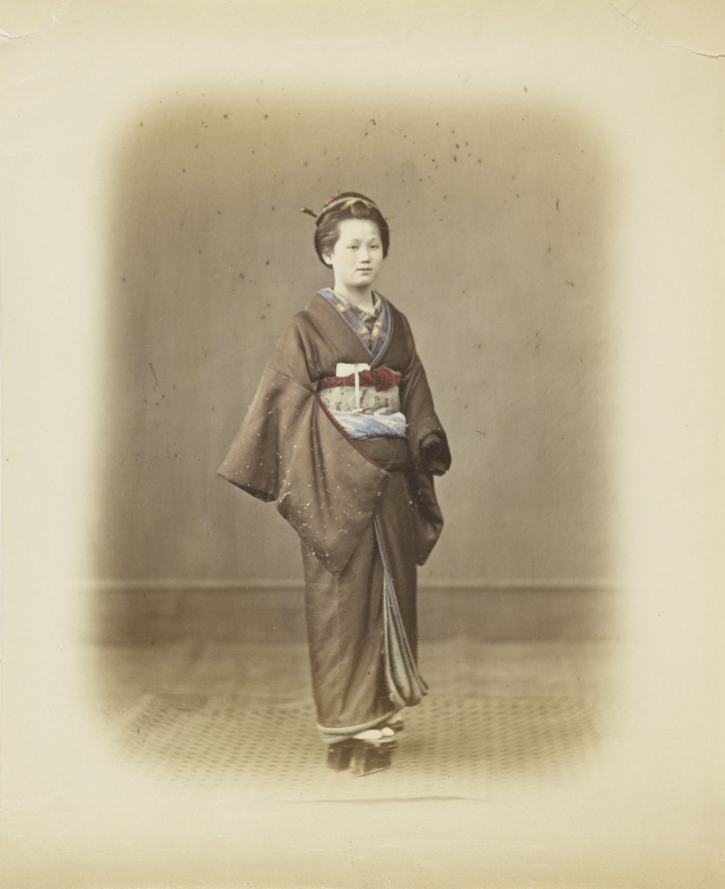 Mulher japonesa em vestido tradicional (foto a p/b colorida à mão) de Japanese Photographer