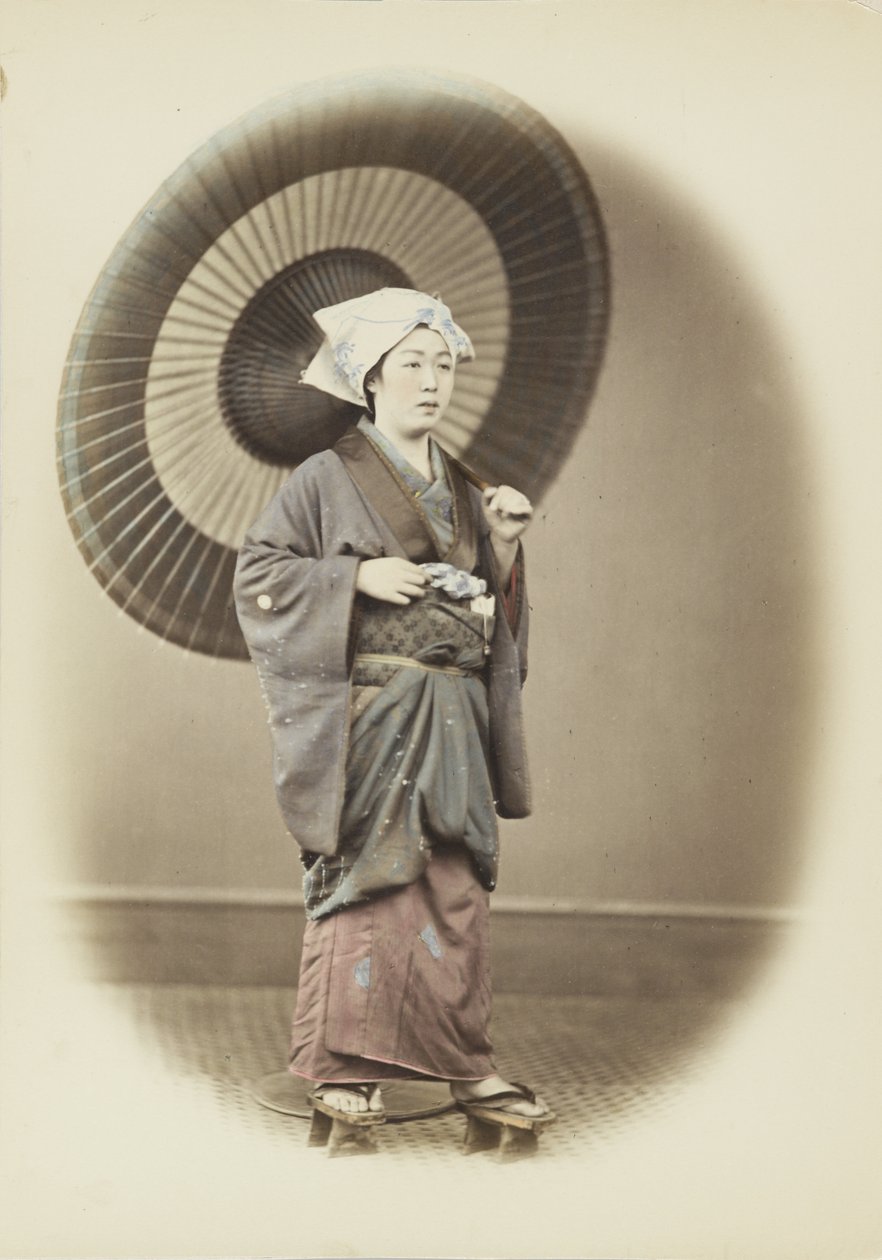 Mulher japonesa com guarda-chuva (foto colorida à mão a preto e branco) de Japanese Photographer
