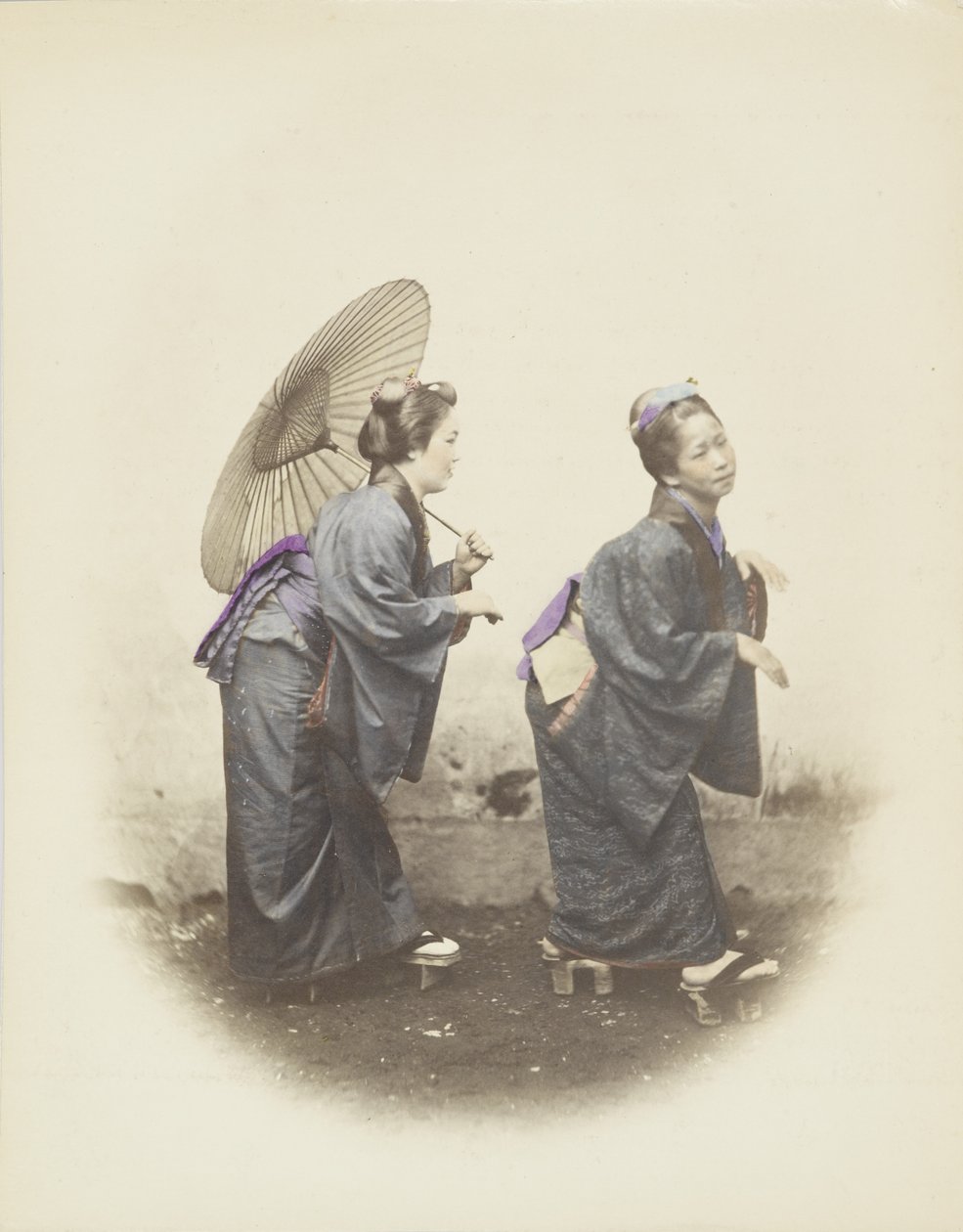 Mulheres japonesas em vestido tradicional (foto a p/b colorida à mão) de Japanese Photographer