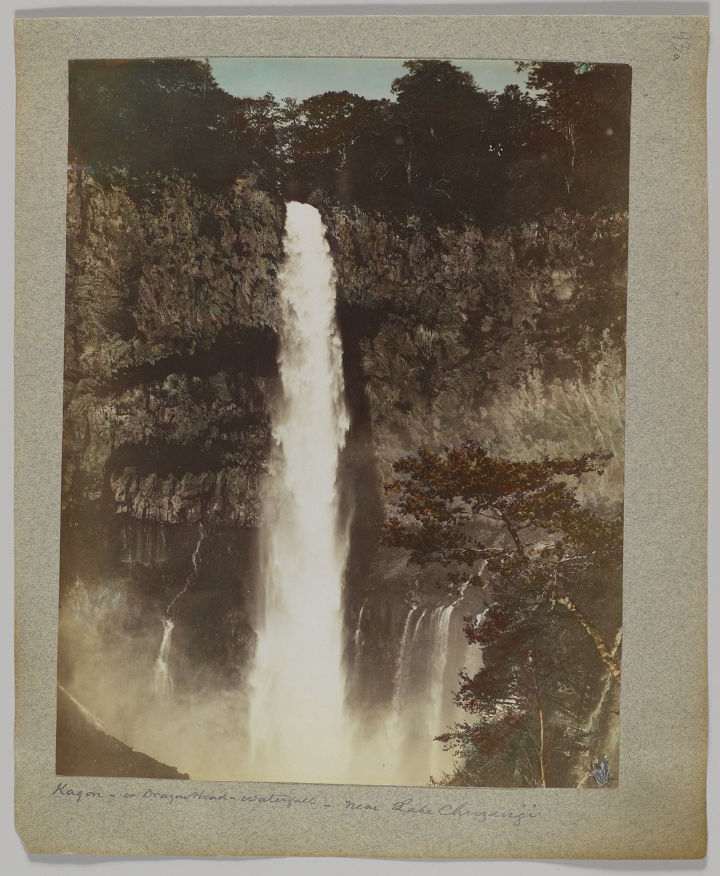 Kegon Falls, Lago Chuzenji, Nikko, Japão (foto a p/b na cor da mão) de Japanese Photographer