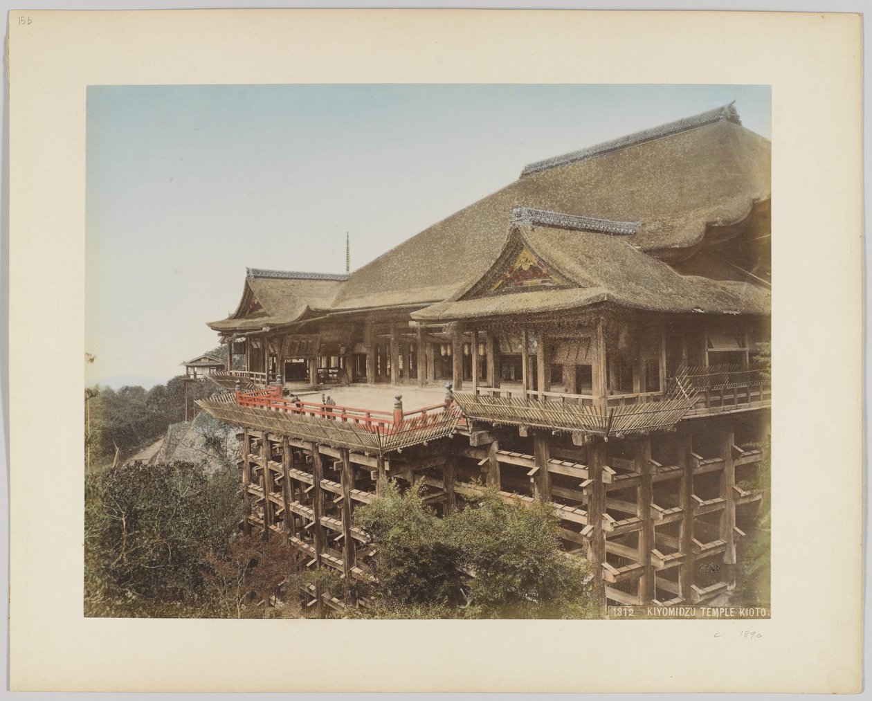 Templo Kiyomidzu, Kyoto, Japão, c.1890 (foto a p/b colorida à mão) de Japanese Photographer