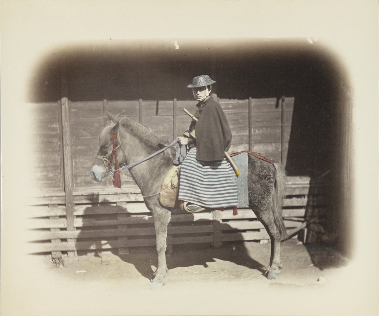 Homem a cavalo (foto a p/b colorida à mão) de Japanese Photographer