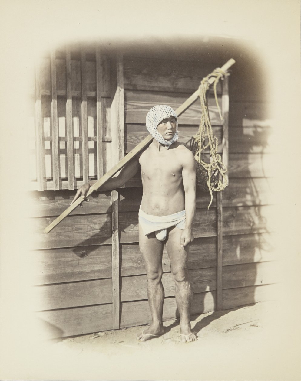 Homem com cesto de pesca (foto a p/b colorida à mão) de Japanese Photographer
