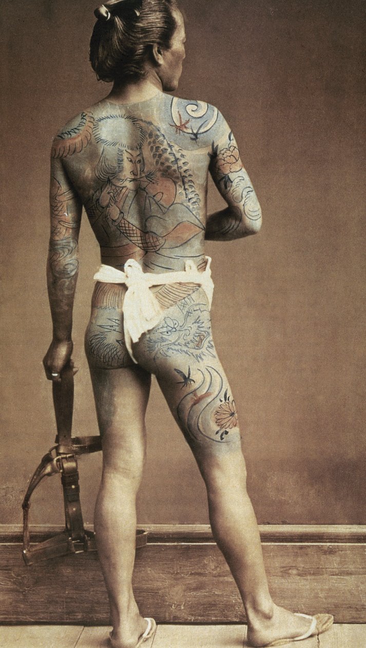 Homem com uma tatuagem japonesa específica. Fotografia de albúmem, colorida à mão. Cerca de 1880 de Japanese Photographer