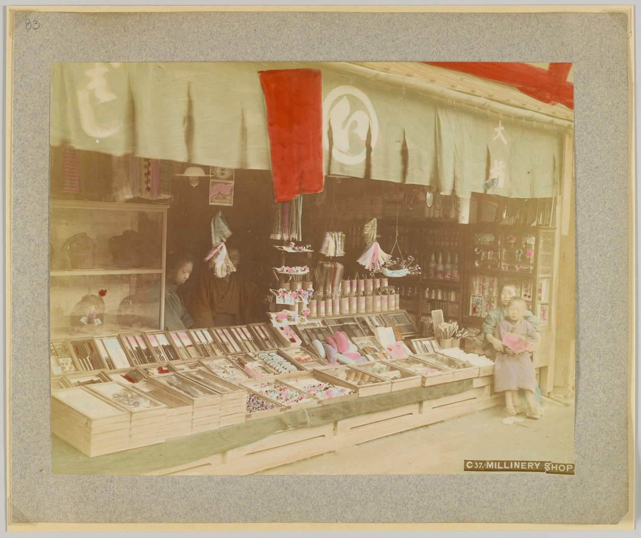 Millinery shop, Japan (foto a p/b colorida à mão) de Japanese Photographer