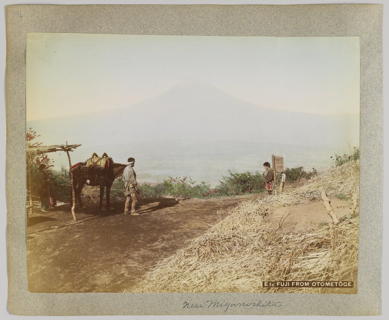Monte Fuji de Otometoge, Japão (foto a p/b colorida à mão) de Japanese Photographer