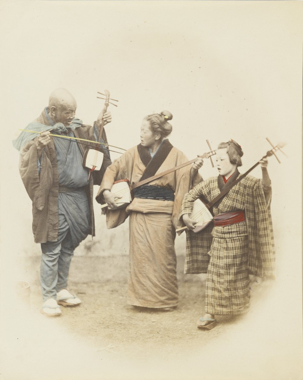 Músicos (foto a p/b colorida à mão) de Japanese Photographer