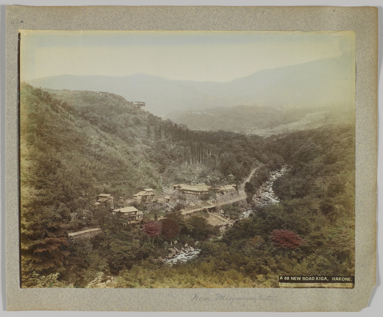 New Road, Kiga, perto de Miyanoshita, Província de Kanagawa, Japão (foto a p/b colorida à mão) de Japanese Photographer