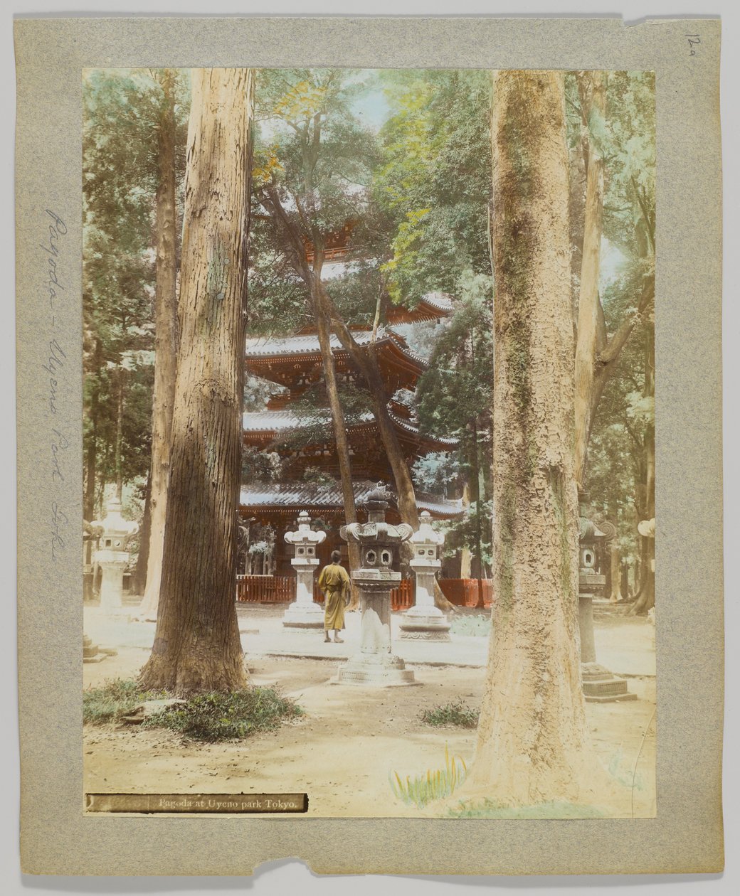Pagoda em Uyeno Park, Tóquio, Japão (foto a p/b colorida à mão) de Japanese Photographer