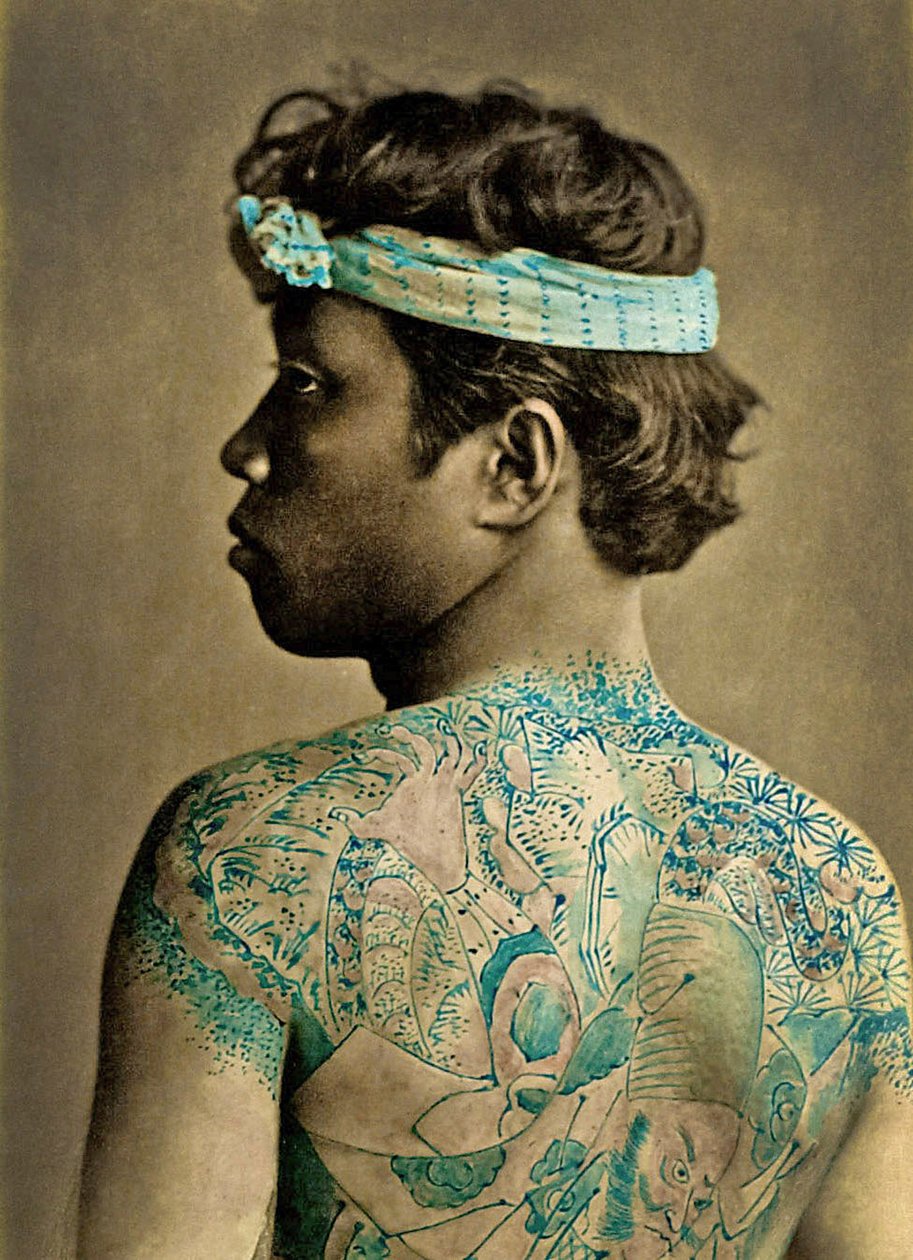 Retrato de um homem com tatuagens tradicionais japonesas de Irezumi, c.1880 (foto colorida de albumina) de Japanese Photographer