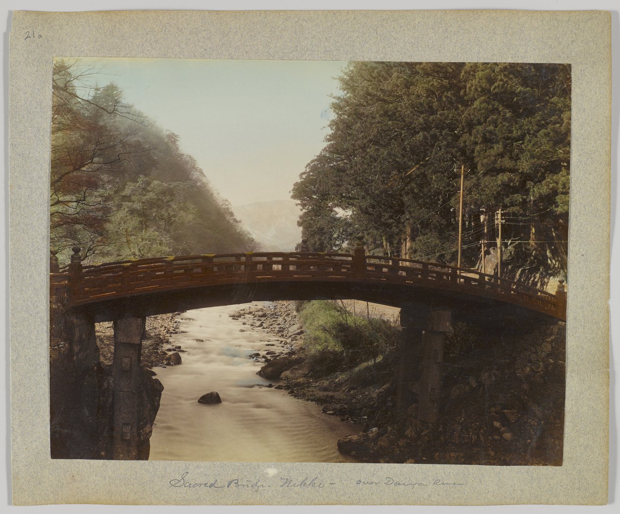 Ponte Sagrada sobre o Daiya Rver, Nikko, Japão (foto a p/b colorida à mão) de Japanese Photographer