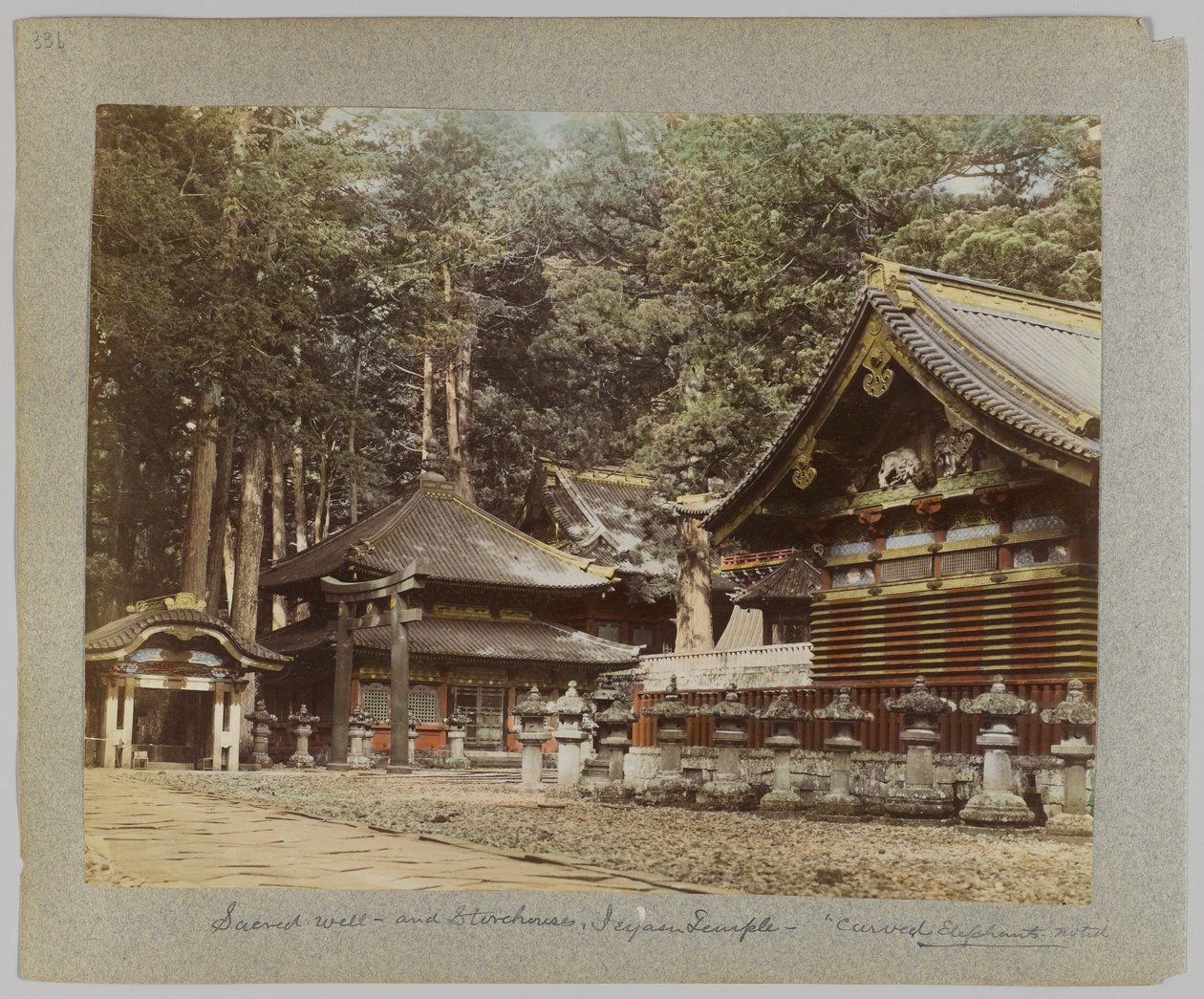 Poço sagrado e armazéns, Tōshō-gū, Nikko, Japão (foto a p/b colorida à mão) de Japanese Photographer