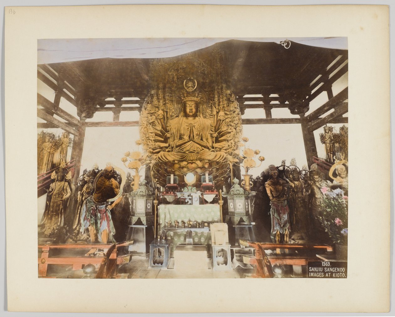 Sanjiu Sangendo imagens em Kyoto, Japão (foto a p/b colorida à mão) de Japanese Photographer