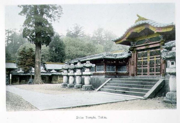 Shiba Temple, Tóquio, c.1880 (estampa de albumen colorida à mão em cartão) de Japanese Photographer