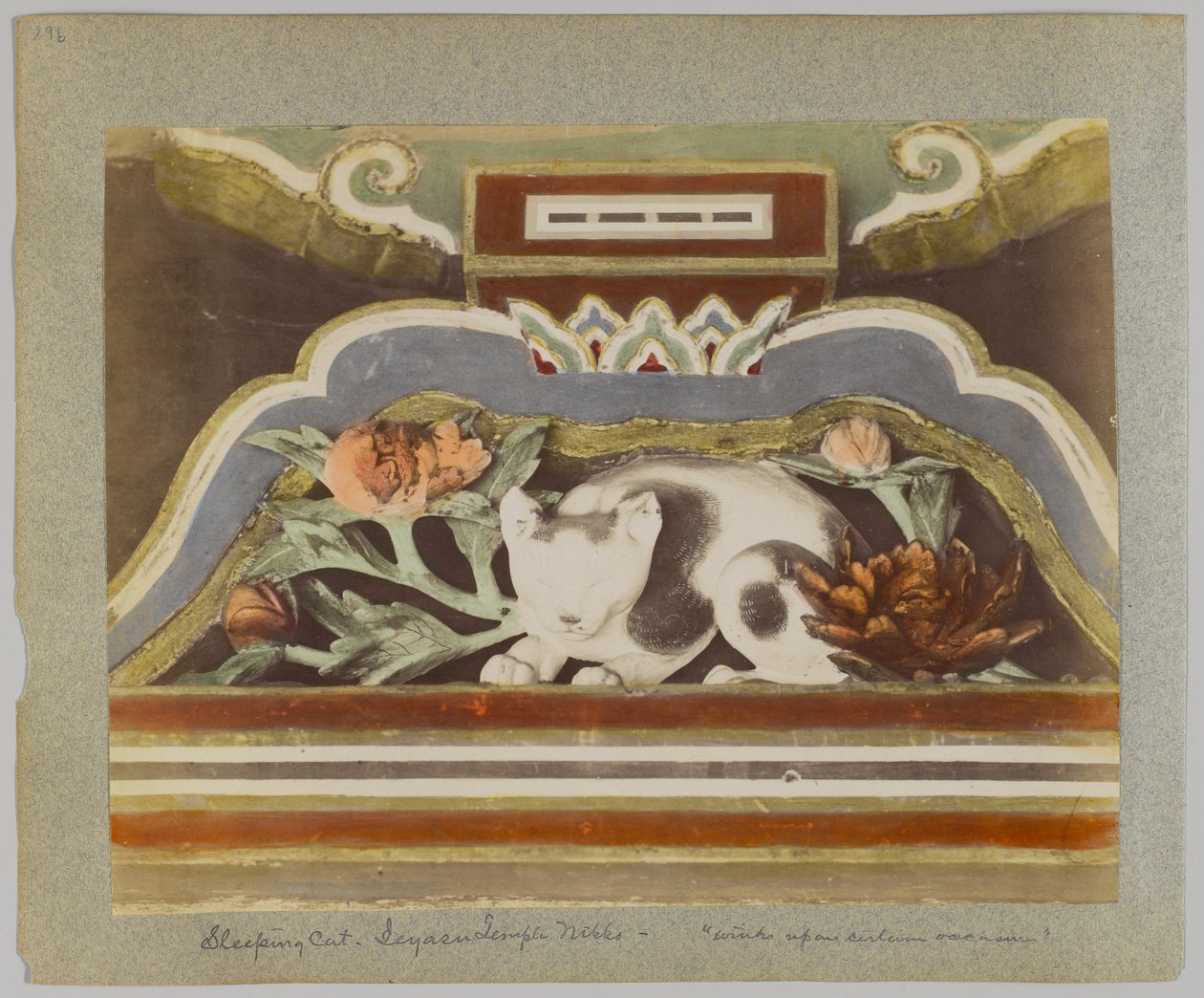 Gato adormecido, detalhe de Tōshō-gū, Nikko, Japão (foto a p/b colorida à mão) de Japanese Photographer