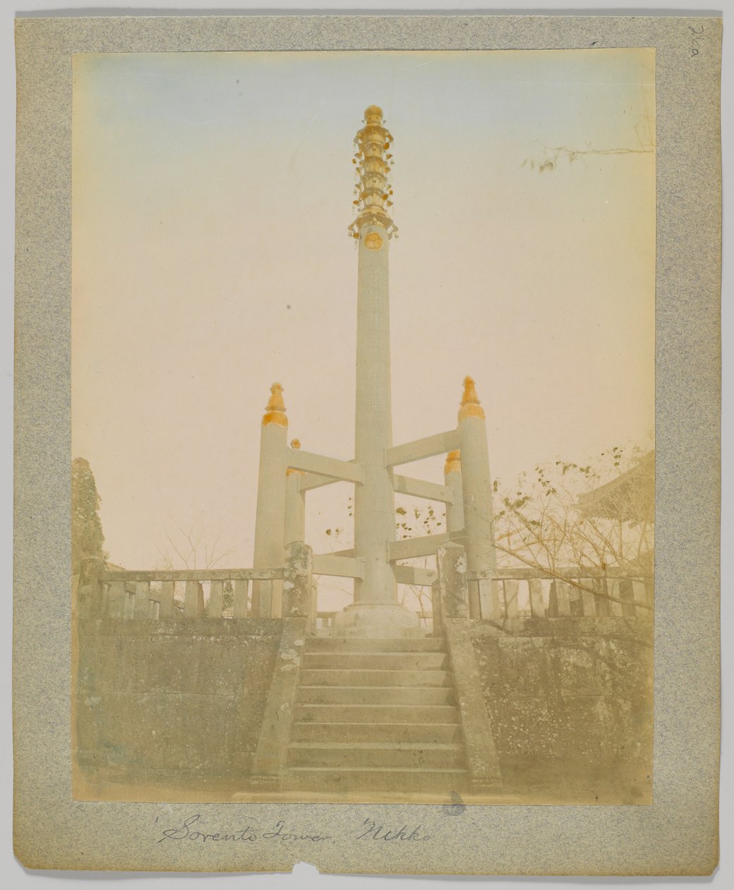 Sorento Tower, Nikko, Japão (foto a p/b na cor da mão) de Japanese Photographer