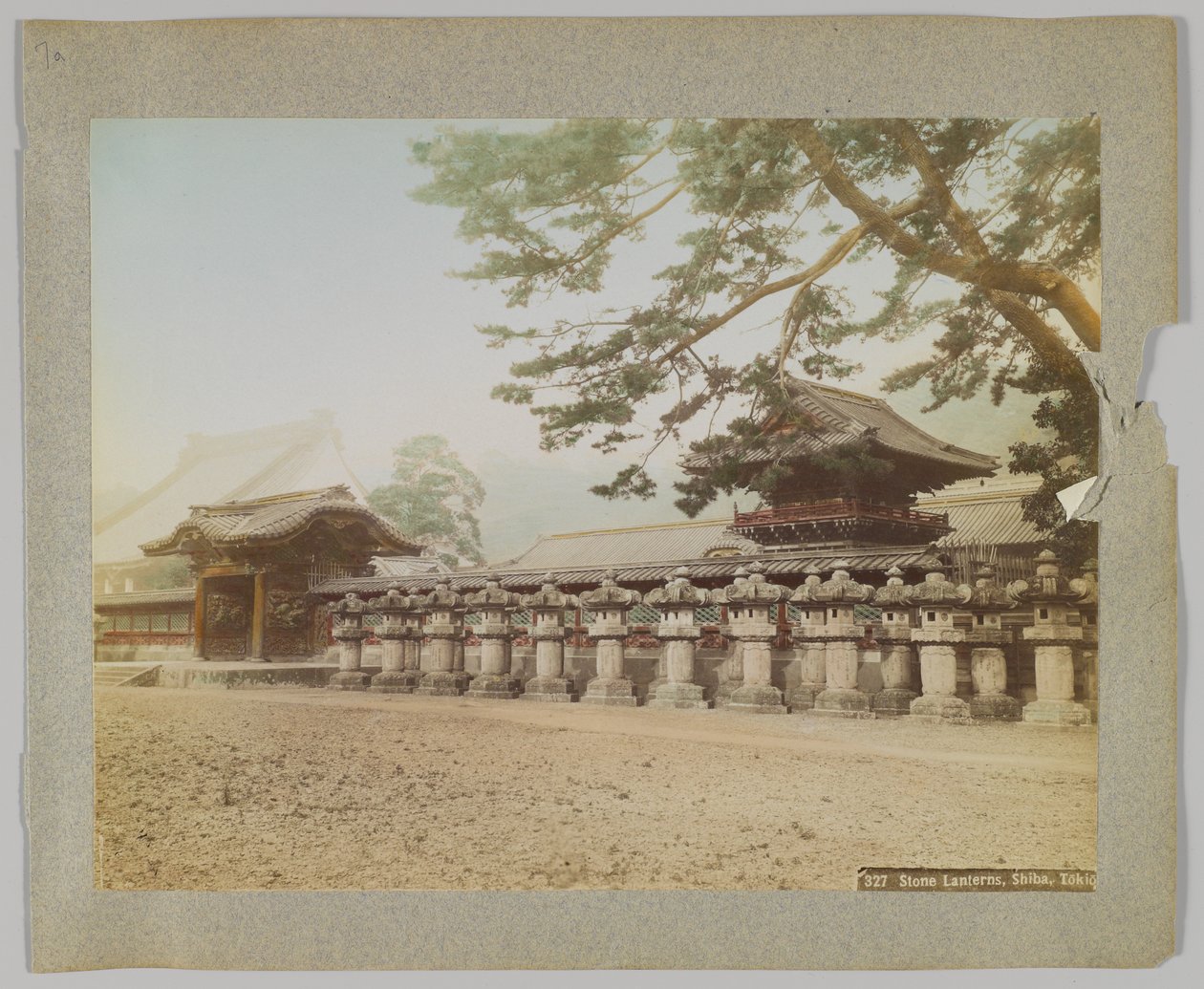 Lanternas de Pedra fora de um Templo, Shiba Park, Tóquio, Japão (foto colorida à mão a p/b) de Japanese Photographer