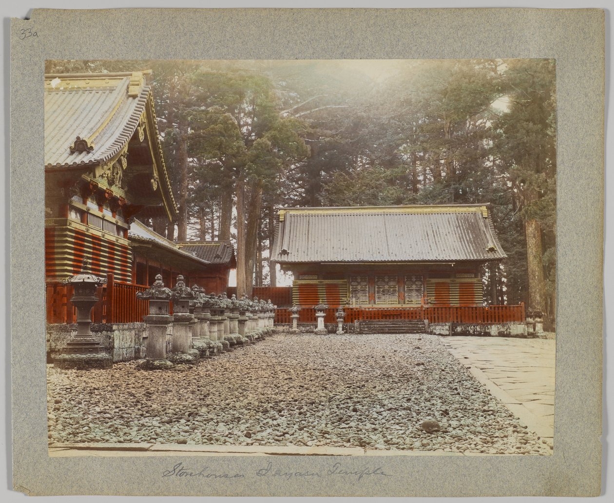 Lojas em Tōshō-gū, Nikko, Japão (foto a p/b colorida à mão) de Japanese Photographer