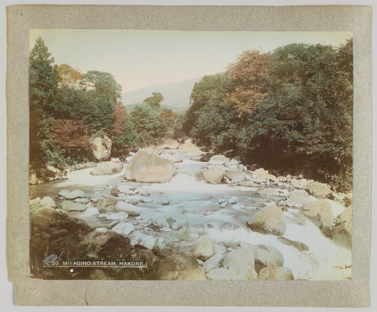 Stream em Miyagino, Hakone, Prefeitura de Kanagawa, Japão (foto colorida à mão a p/b) de Japanese Photographer